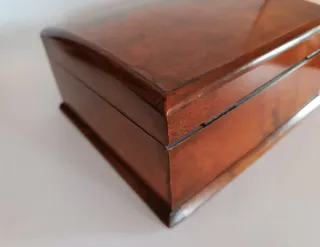 Caja victoriana de raíz de nogal