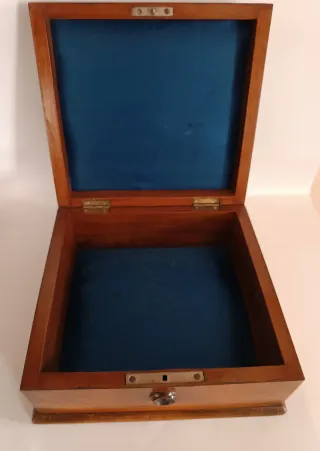 Caja victoriana de raíz de nogal