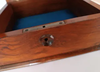 Caja victoriana de raíz de nogal