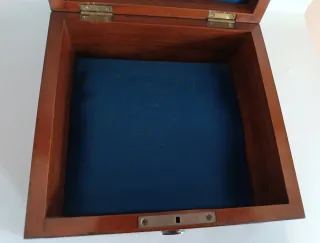 Caja victoriana de raíz de nogal