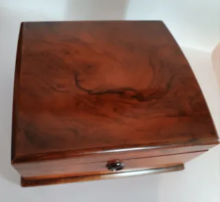 Caja victoriana de raíz de nogal