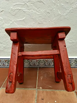 Taburete antiguo madera maciza rojo