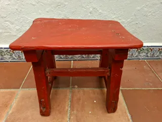 Taburete antiguo madera maciza rojo