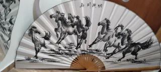 Abanico de madera con caballos