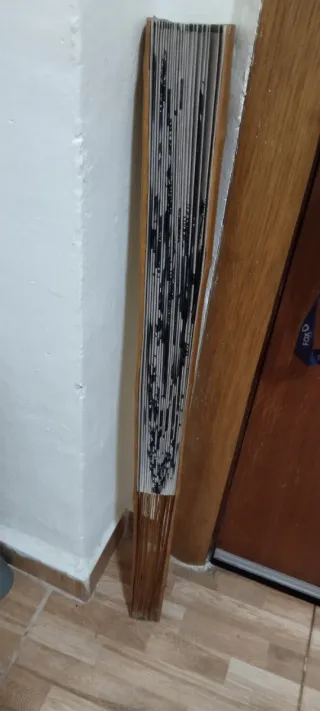 Abanico de madera con caballos