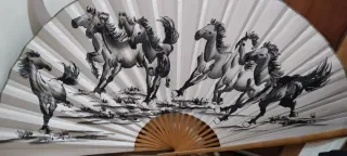 Abanico de madera con caballos