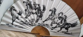 Abanico de madera con caballos