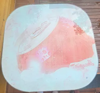 Mesa de cristal con diseño de lata