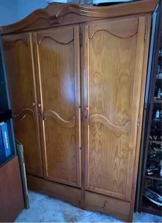 Armario de madera maciza