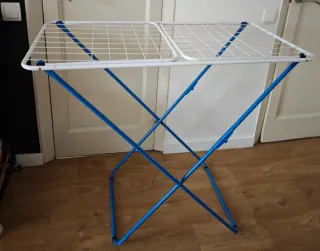 Tendedero plegable ropa azul y blanco