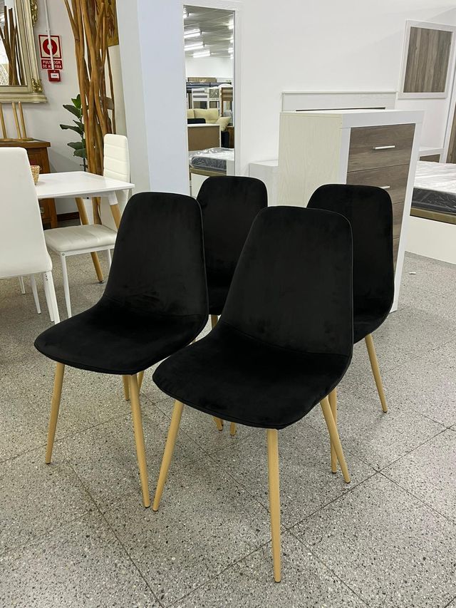 Nuevas sillas en negro con patas de madera