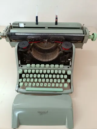 Máquina de escribir Hermes antigua