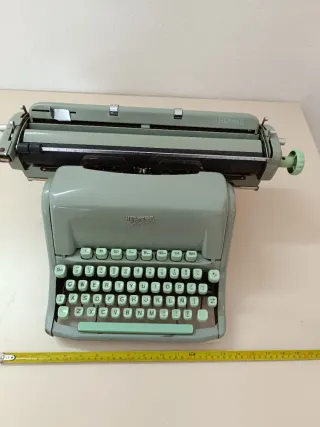 Máquina de escribir Hermes antigua