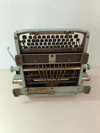 Máquina de escribir Hermes antigua