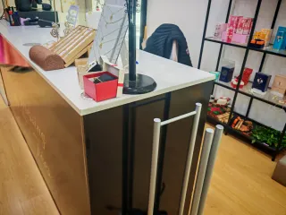 Mostrador de tienda negro con logo