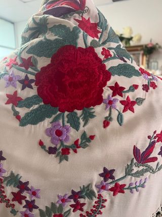 Mantoncillo bordado flecos