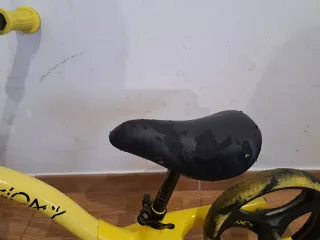 Bicicleta de equilibrio WOMY amarilla