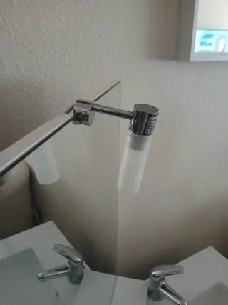 Mueble de baño con lavabo, grifo y espejo con luz