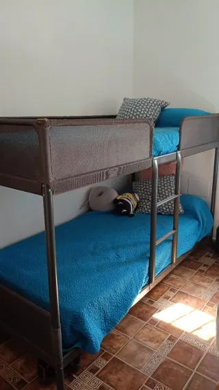 Litera con colchones azul y marrón