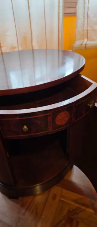 Mueble bar ovalado de madera