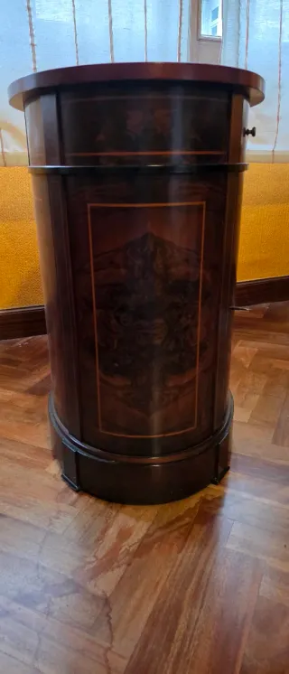 Mueble bar ovalado de madera