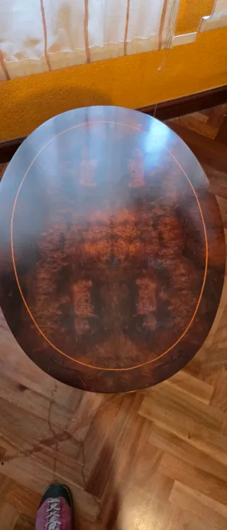 Mueble bar ovalado de madera