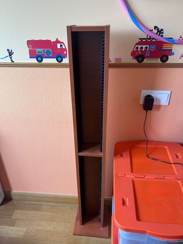 Torre para CDs de madera