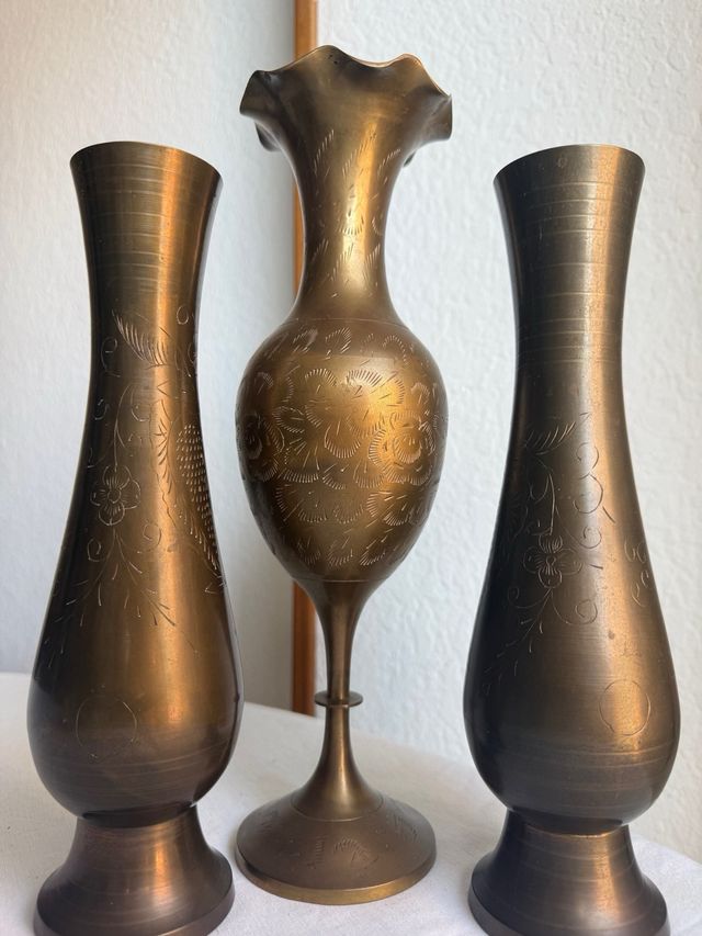 Juego de Tres Jarrones de Latón Grabados, India