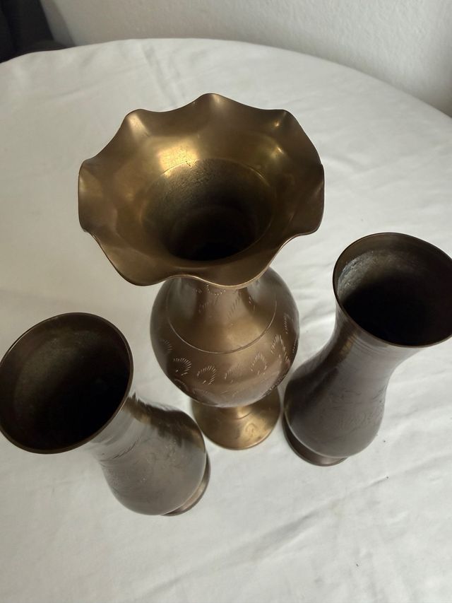 Juego de Tres Jarrones de Latón Grabados, India