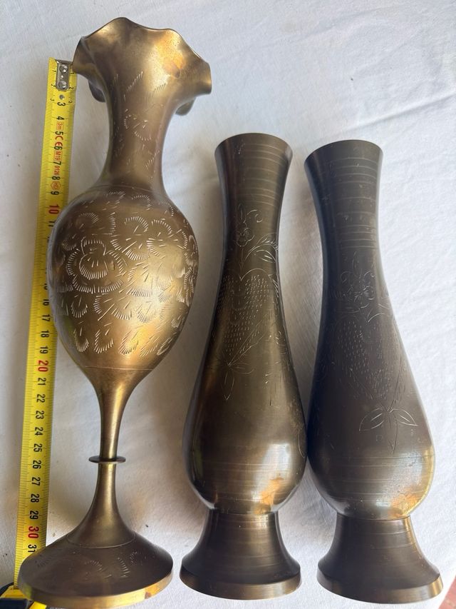 Juego de Tres Jarrones de Latón Grabados, India