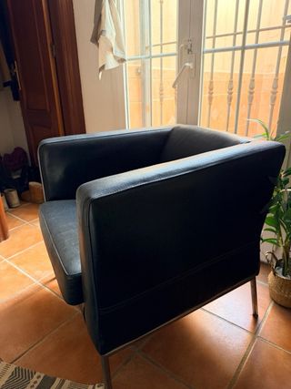 Sillón de cuero negro