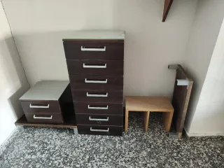 Mesita y sinfonier de madera y cristal