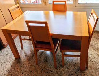 Mesa de comedor de madera con 4 sillas