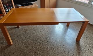 Mesa de comedor de madera con 4 sillas