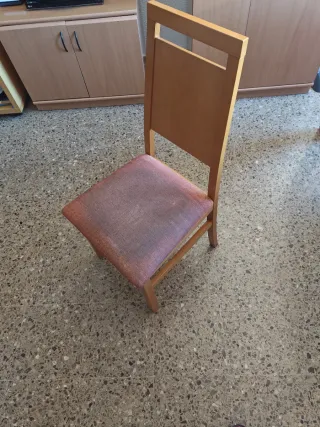 Mesa de comedor de madera con 4 sillas