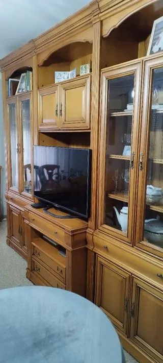 Mueble de salón de madera y cristal