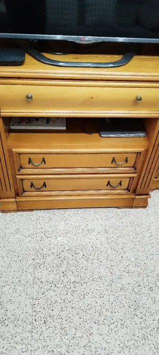 Mueble de salón de madera y cristal