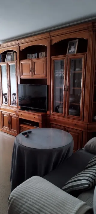 Mueble de salón de madera y cristal