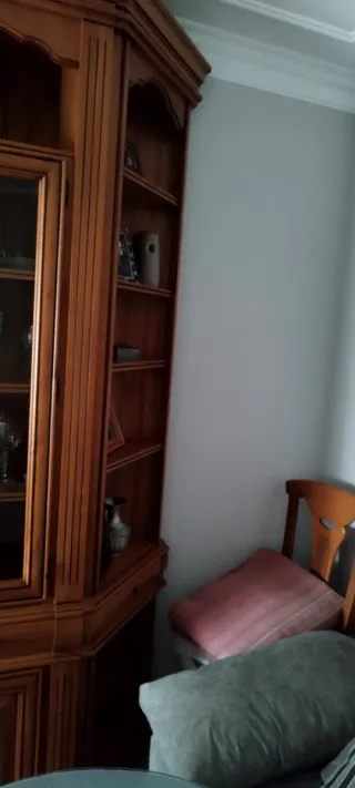 Mueble de salón de madera y cristal