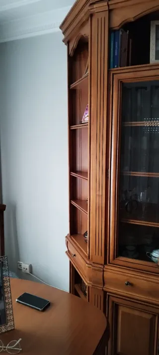 Mueble de salón de madera y cristal