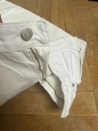 Pantalones vaqueros blancos rotos