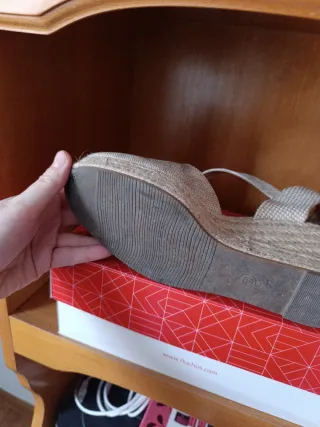 Alpargatas cuña beige y doradas