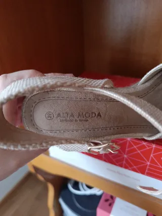 Alpargatas cuña beige y doradas