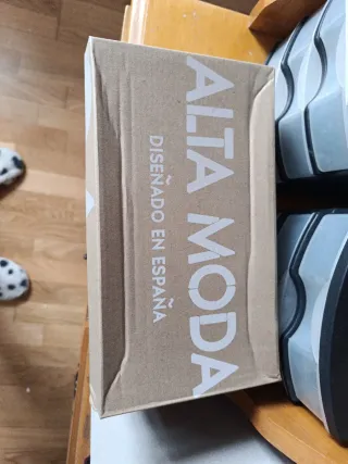 Alpargatas cuña beige y doradas