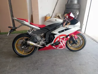 Yamaha R6 Roja y Blanca