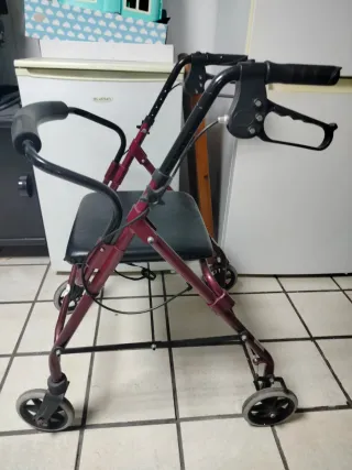 Andador con asiento y frenos