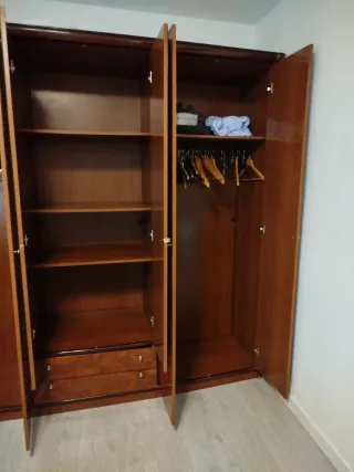 Armario de madera con puertas de espejo