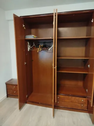 Armario de madera con puertas de espejo