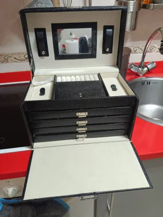 Joyero negro con cierre metálico