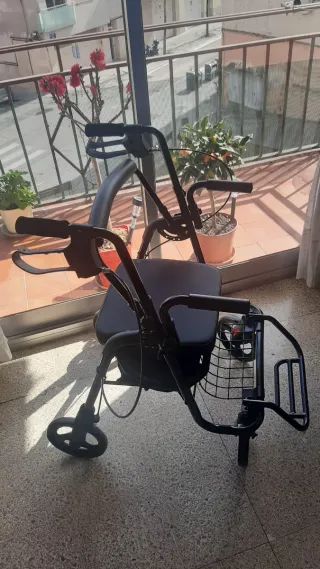 Andador silla ruedas con asiento plegable